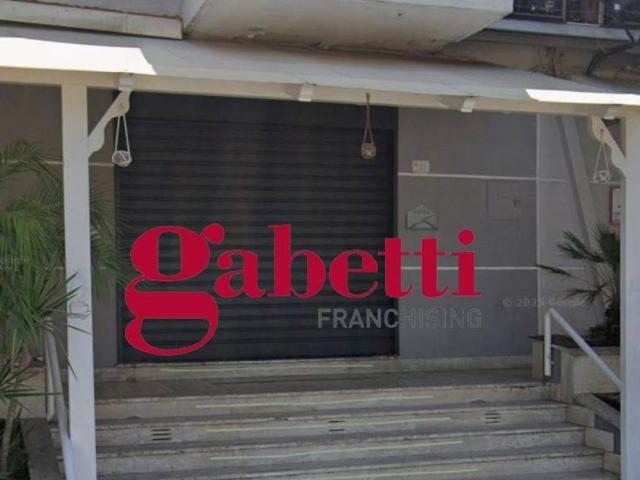 Locale Commerciale in affitto a Marcianise, Campania
