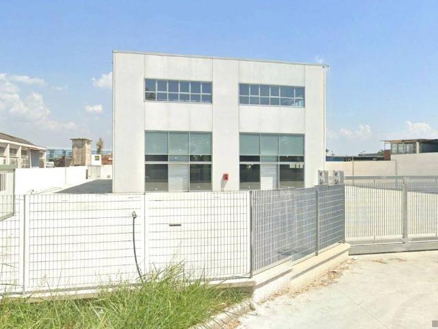 Locale Commerciale in affitto a Marcianise, Campania