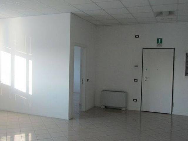 Locale Commerciale in affitto a Marcon, Veneto