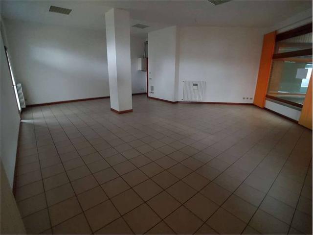 Locale Commerciale in affitto a Mariano Comense, Lombardia