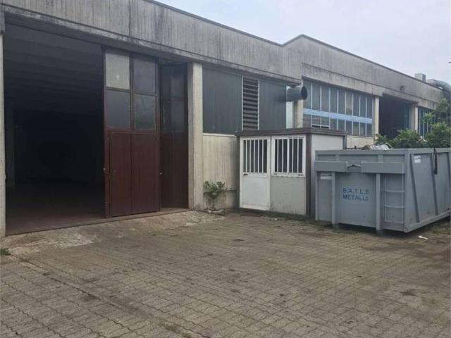 Locale Commerciale in affitto a Mariano Comense, Lombardia
