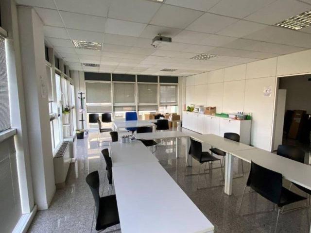Locale Commerciale in affitto a Mariano Comense, Lombardia