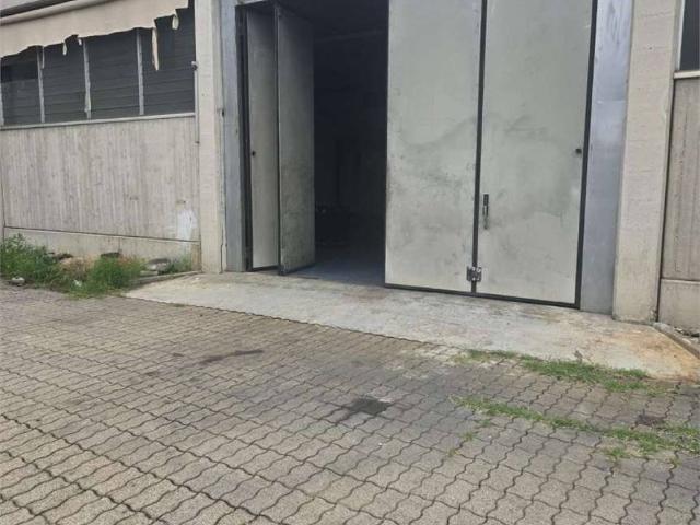 Locale Commerciale in affitto a Mariano Comense, Lombardia