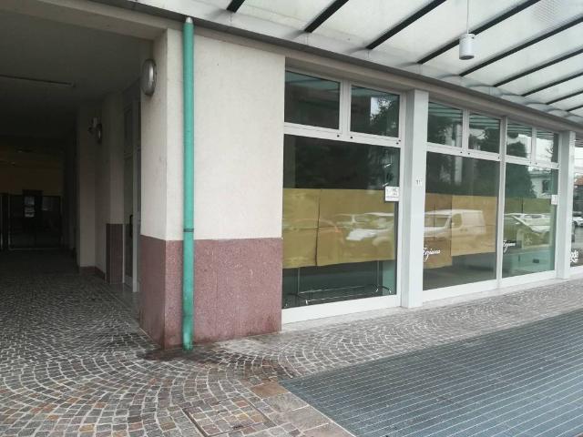 Locale Commerciale in affitto a Mariano Comense, Lombardia