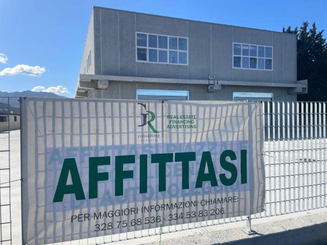 Locale Commerciale in affitto a Mariglianella, Campania