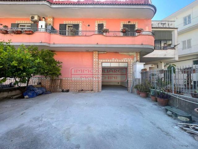 Locale Commerciale in affitto a Mariglianella, Campania