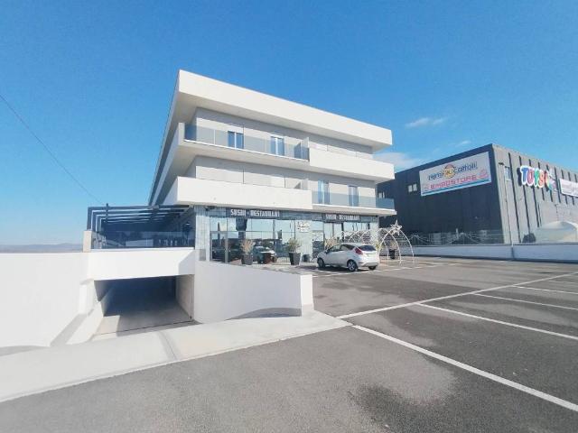 Locale Commerciale in affitto a Mariglianella, Campania