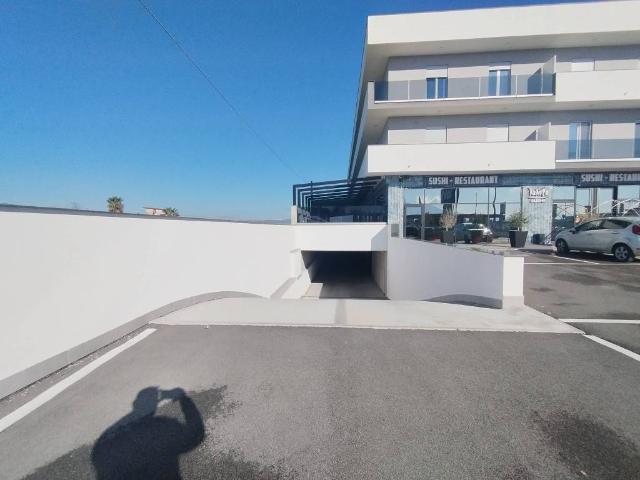 Locale Commerciale in affitto a Mariglianella, Campania
