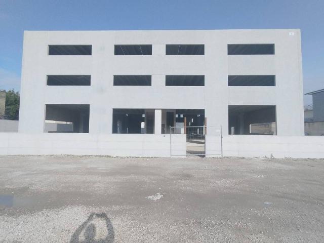 Locale Commerciale in affitto a Marigliano, Campania