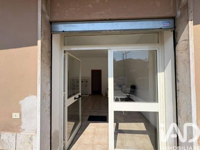Locale Commerciale in affitto a Poggio delle Mole, Marino