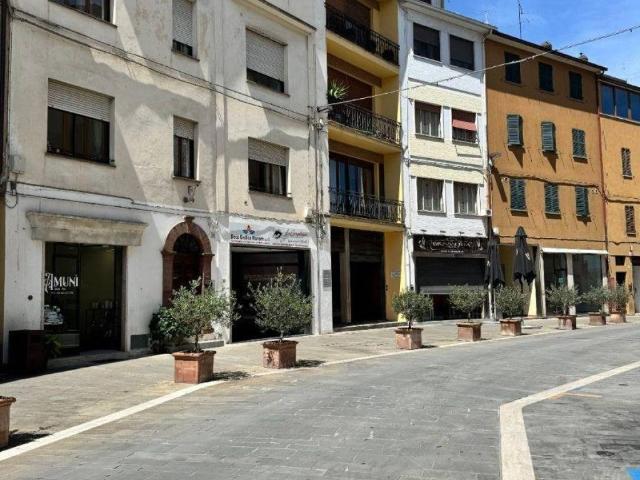 Locale Commerciale in affitto a Marsciano, Umbria