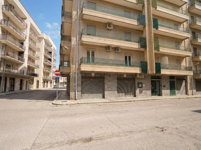 Locale Commerciale in affitto a Puglia, Taranto