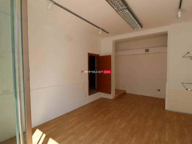 Locale Commerciale in affitto a Puglia, Taranto