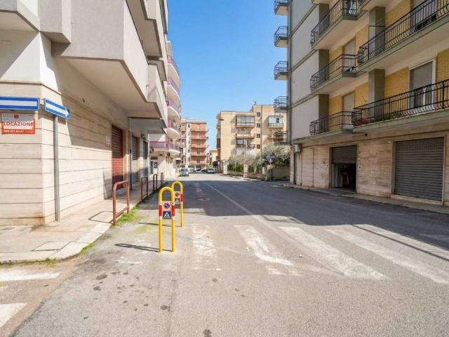 Locale Commerciale in affitto a Puglia, Taranto