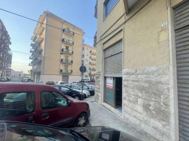 Locale Commerciale in affitto a Puglia, Taranto