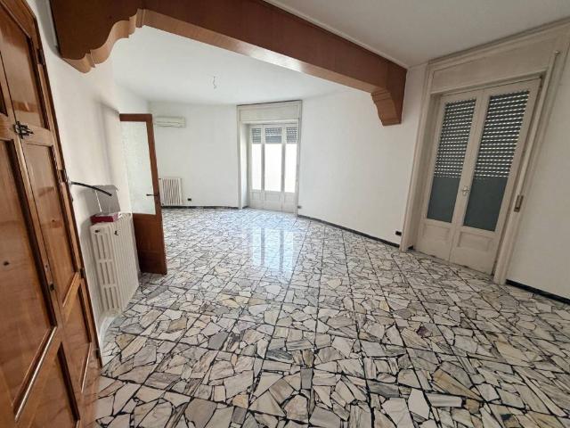 Locale Commerciale in affitto a Puglia, Taranto