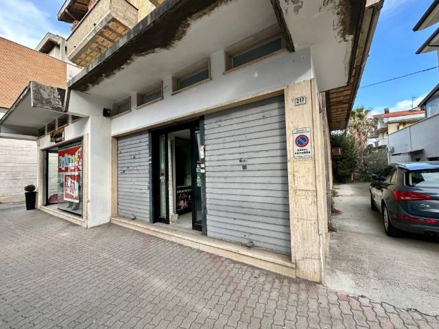 Locale Commerciale in affitto a Unione dei Comuni della Val Vibrata, Martinsicuro