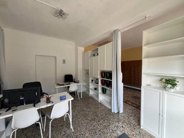 Locale Commerciale in affitto a Marzano, Lombardia