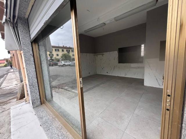 Locale Commerciale in affitto a Marzano, Lombardia