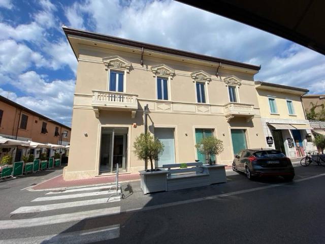 Locale Commerciale in affitto a Marina di Massa, Marina Di Massa