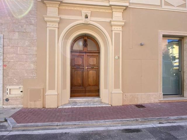 Locale Commerciale in affitto a Marina di Massa, Marina Di Massa