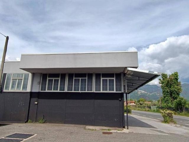 Locale Commerciale in affitto a Cinque Vie, Marina Di Massa