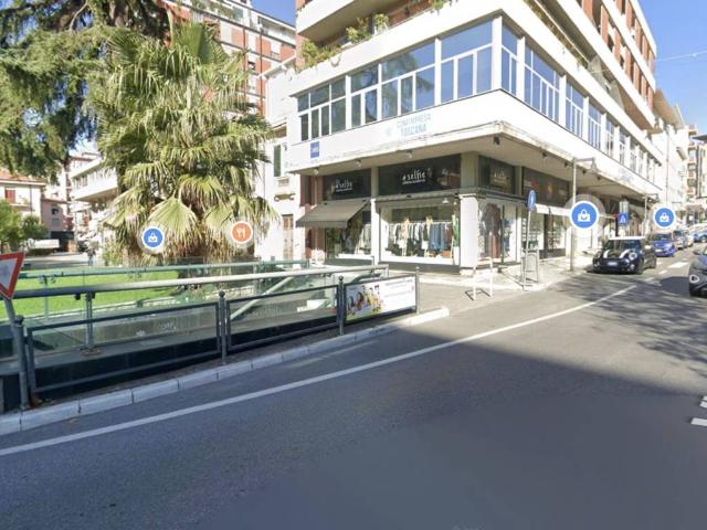 Locale Commerciale in affitto a San Carlo, Marina Di Massa