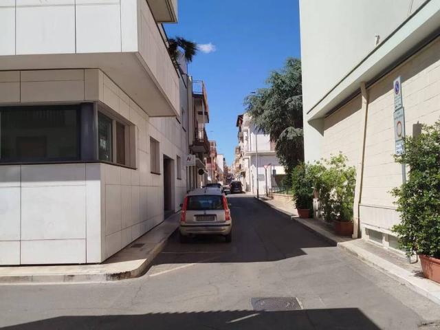 Locale Commerciale in affitto a Puglia, Taranto