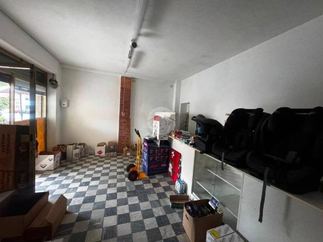 Locale Commerciale in affitto a Pian del Quercione, Massarosa