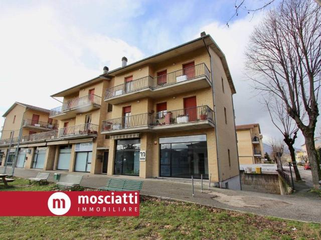 Locale Commerciale in affitto a Marche, Macerata