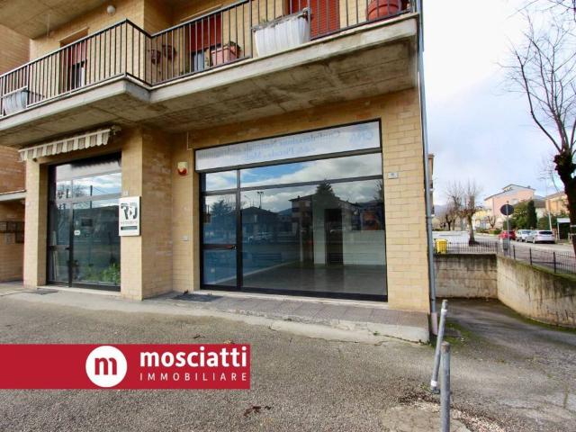 Locale Commerciale in affitto a Marche, Macerata