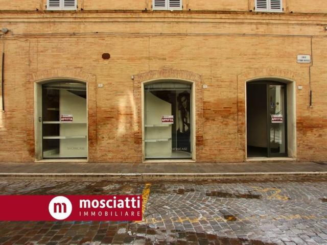 Locale Commerciale in affitto a Marche, Macerata