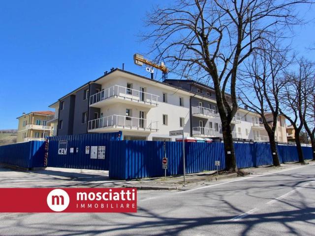 Locale Commerciale in affitto a Marche, Macerata