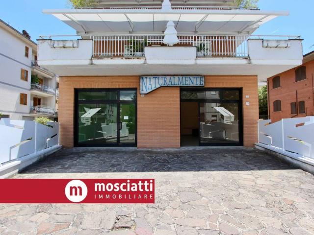 Locale Commerciale in affitto a Marche, Macerata