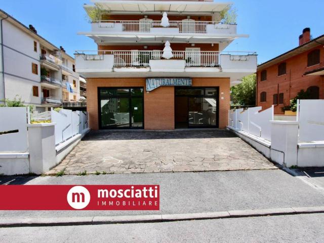 Locale Commerciale in affitto a Marche, Macerata