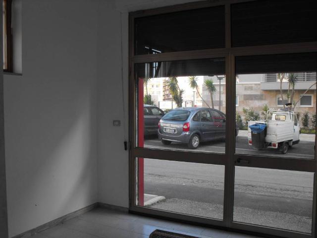Locale Commerciale in affitto a Grotta Pignata, Matera