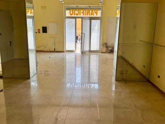 Locale Commerciale in affitto a Piazza Guglielmo Marconi Ex Mercato Ortofrutticolo, Matera