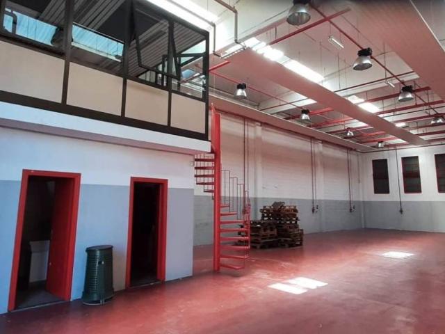 Locale Commerciale in affitto a Meda, Lombardia