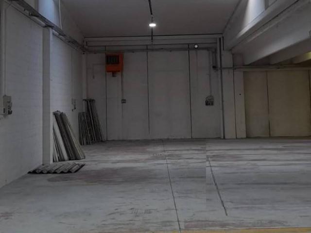 Locale Commerciale in affitto a Meda, Lombardia