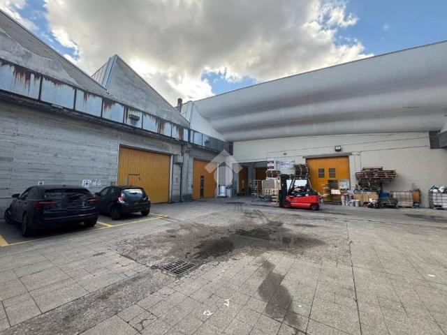 Locale Commerciale in affitto a Meda, Lombardia