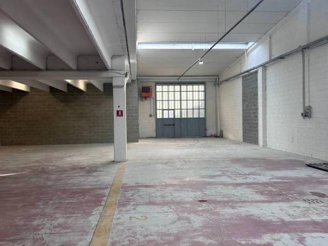 Locale Commerciale in affitto a Meda, Lombardia