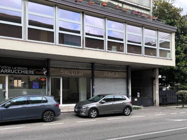 Locale Commerciale in affitto a Meda, Lombardia