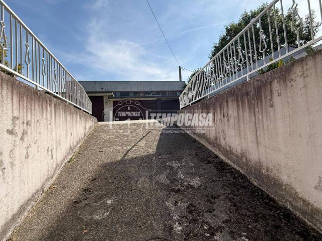 Locale Commerciale in affitto a Meda, Lombardia
