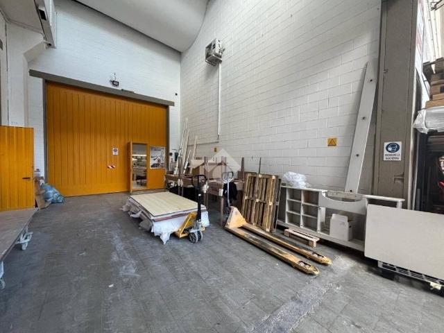 Locale Commerciale in affitto a Meda, Lombardia