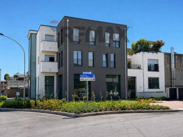 Locale Commerciale in affitto a Seregno, Lombardia