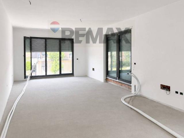 Locale Commerciale in affitto a Seregno, Lombardia