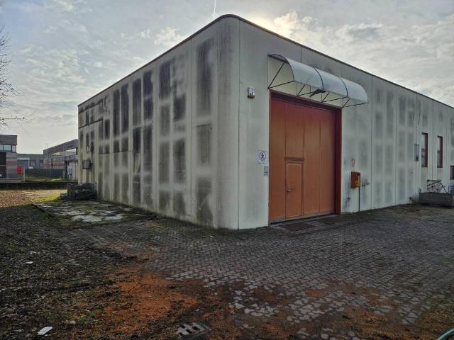 Locale Commerciale in affitto a Meda, Lombardia