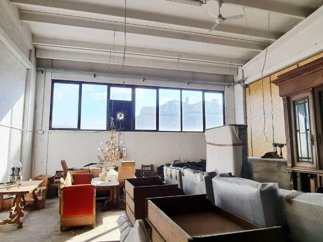 Locale Commerciale in affitto a Meda, Lombardia