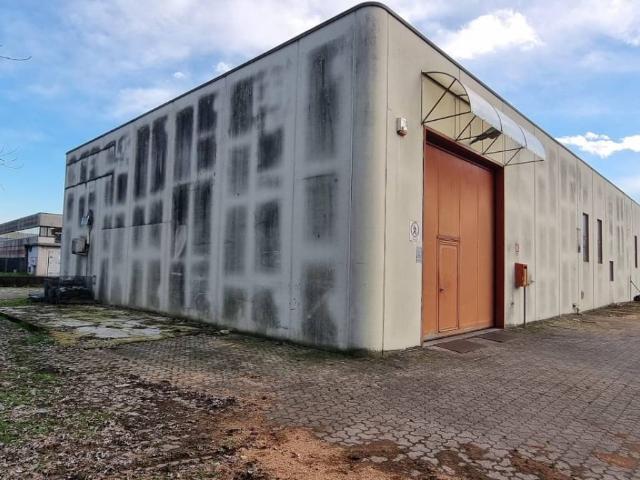 Locale Commerciale in affitto a Meda, Lombardia