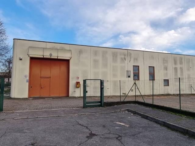 Locale Commerciale in affitto a Meda, Lombardia